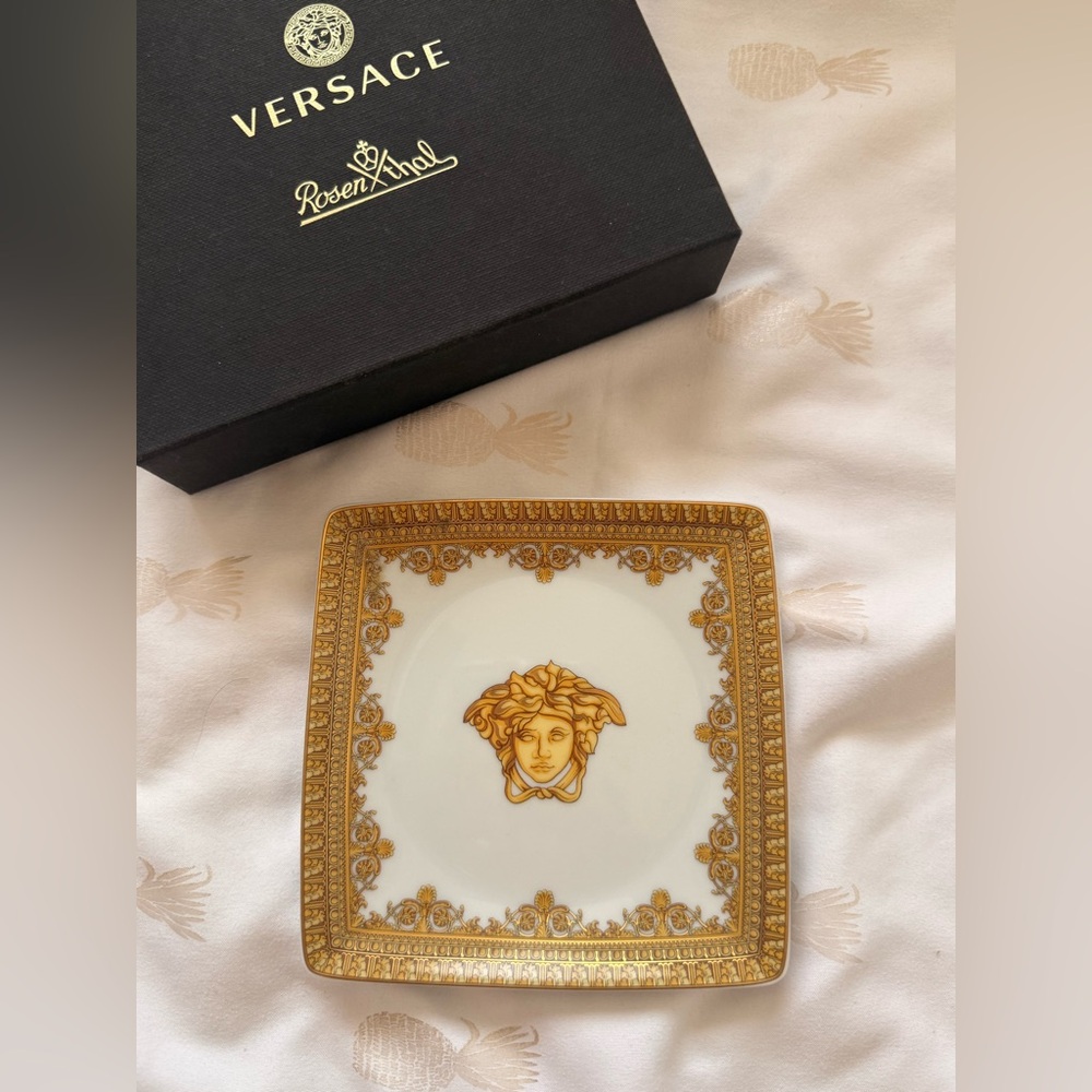 Versace Baroque Bianco Plate with Gold Accents